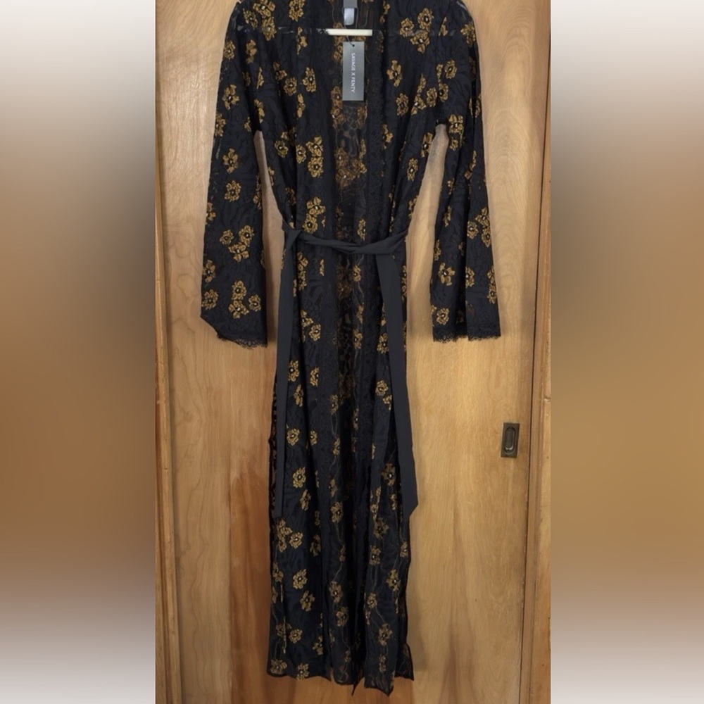 Elegant Navy Blue and Yellow Lace Robe - Picture 3 of 4